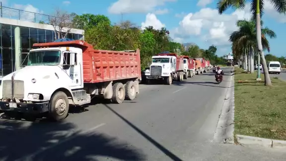 Los volqueteros de Playa del Carmen indicaron que mantendrán el bloqueo hasta que no haya acuerdos tras la suspensión provisional del Tramo 5 del Tren Maya
