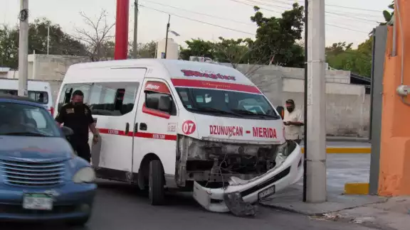 La combi terminó con bastantes daños La combi terminó con bastantes daños
