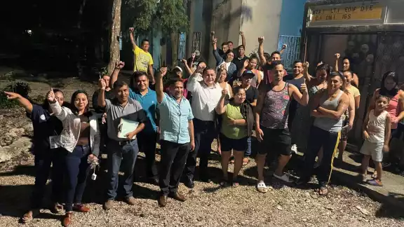Los manifestantes también se quejan sobre el deterioro de los edificios que entrego Grupo Vivo Los manifestantes también se quejan sobre el deterioro de los edificios que entrego Grupo Vivo