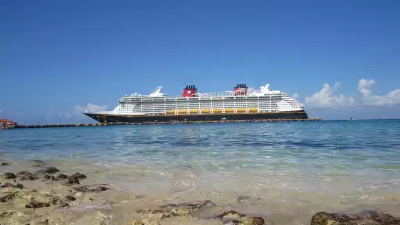 Cozumel es uno de los destinos turísticos de mayor importancia ya que recibe a una gran cantidad de cruceros Cozumel es uno de los destinos turísticos de mayor importancia ya que recibe a una gran cantidad de cruceros