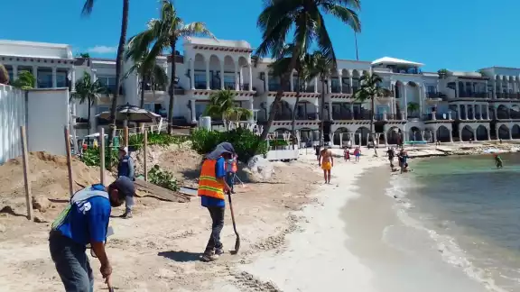 En el pasado, el hotel fue denunciado por rellenar la costa, colocar espigones así como costales con arena para evitar la erosión En el pasado, el hotel fue denunciado por rellenar la costa, colocar espigones así como costales con arena para evitar la erosión