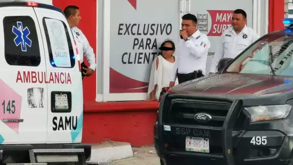 La mujer se aventó sobre la avenida Gobernadores, la cual es la más transitada de la ciudad de San Francisco de Campeche La mujer se aventó sobre la avenida Gobernadores, la cual es la más transitada de la ciudad de San Francisco de Campeche