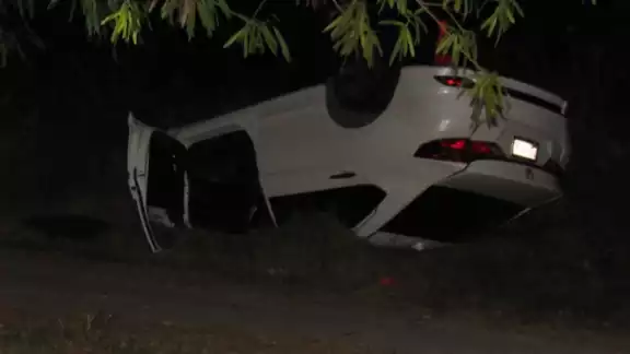 El vehículo terminó volcado tras subirse a una acera; donde el conductor falleció en el lugar, ubicado en Ciudad Caucel El vehículo terminó volcado tras subirse a una acera; donde el conductor falleció en el lugar, ubicado en Ciudad Caucel