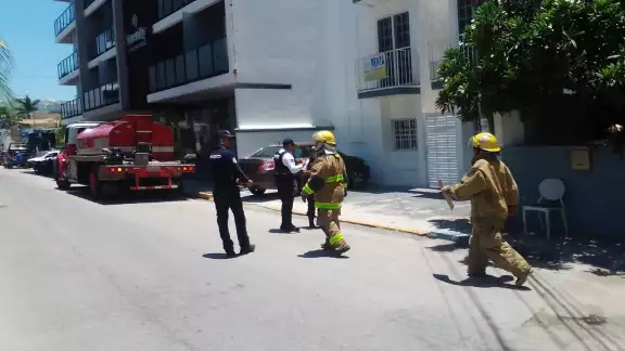 Un carril de la avenida 109 fue cerrada para que los bomberos realizaran sus labores cerca de la Quinta Avenida en Playa del Carmen Un carril de la avenida 109 fue cerrada para que los bomberos realizaran sus labores cerca de la Quinta Avenida en Playa del Carmen