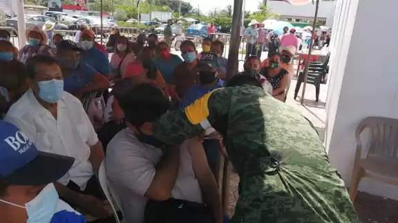 Para evitar las aglomeraciones de la primera dosis, dividieron la vacunación en dos días Para evitar las aglomeraciones de la primera dosis, dividieron la vacunación en dos días