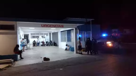 Al sitio hicieron acto de presencia varias patrullas de la Policía municipal para indagar lo sucedido Al sitio hicieron acto de presencia varias patrullas de la Policía municipal para indagar lo sucedido