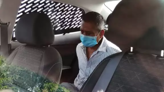 Detenido en la patrulla luego del que la policía acudiera al lugar