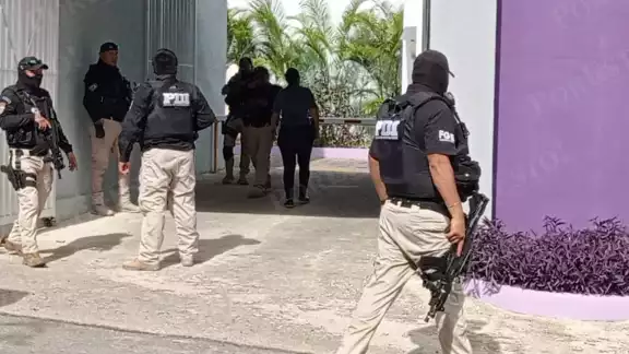 Los elementos de la Policíua de Investigación llegaron al motel en la Región 95 de Cancún para intentar detener a los ladrones armados Los elementos de la Policíua de Investigación llegaron al motel en la Región 95 de Cancún para intentar detener a los ladrones armados