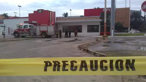 Según se averiguó en el lugar, el fuego se originó en la cocina, al parecer en uno de los extractores Según se averiguó en el lugar, el fuego se originó en la cocina, al parecer en uno de los extractores