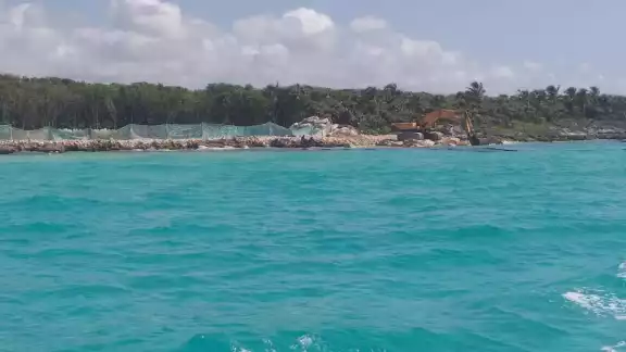 Pese a la inconformidad de ambientalistas y pescadores de la zona, la construcción de la marina de Xcaret en Playa del Carmen, avanza Pese a la inconformidad de ambientalistas y pescadores de la zona, la construcción de la marina de Xcaret en Playa del Carmen, avanza