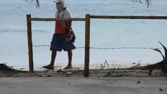 Aunque existen serias restricciones para quienes impidan el libre acceso a las playas, en Mahahual desde el año pasado ha sido cercada la playa frente a un restaurante Aunque existen serias restricciones para quienes impidan el libre acceso a las playas, en Mahahual desde el año pasado ha sido cercada la playa frente a un restaurante