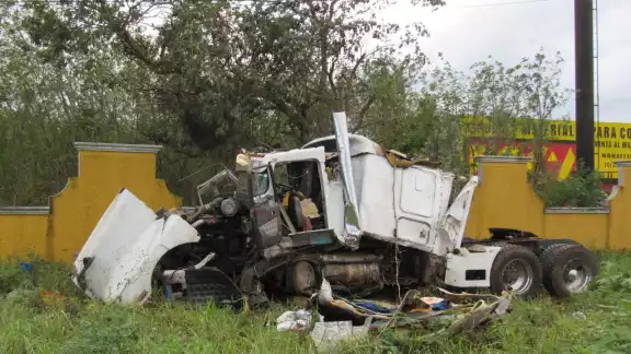 El tráiler quedó totalmente destrozado El tráiler quedó totalmente destrozado