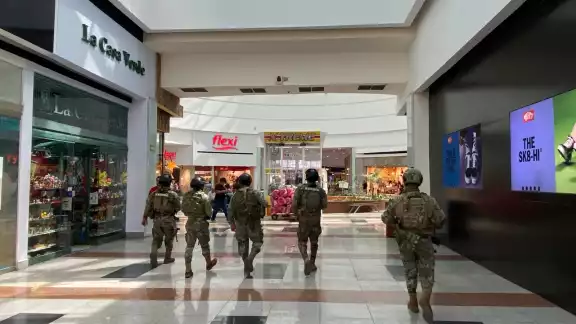 Tiendas de prestigio contratan a empresas expertas que vigilan a sus clientes Tiendas de prestigio contratan a empresas expertas que vigilan a sus clientes