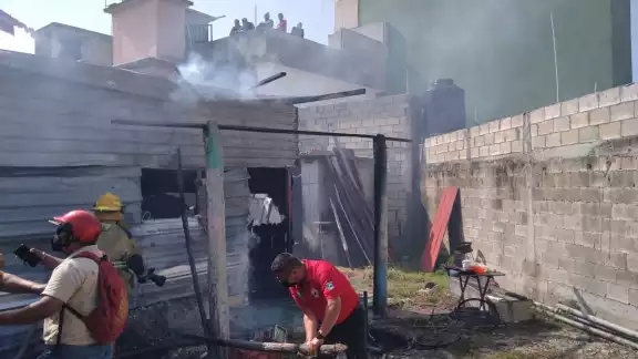 Bomberos tardaron 25 minutos en sofocar el incendio Bomberos tardaron 25 minutos en sofocar el incendio