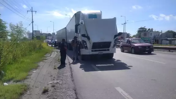 El tráiler se encontraba en una curva y quitaba la visibilidad a los conductores El tráiler se encontraba en una curva y quitaba la visibilidad a los conductores
