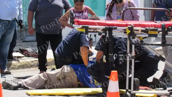 Al lugar llegaron paramédicos para darle la primera atención y trasladarlo a un hospital Al lugar llegaron paramédicos para darle la primera atención y trasladarlo a un hospital