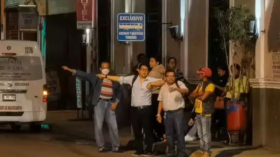 Las paradas de autobuses de Mérida lucen llenas de trabajadores que buscan llegar a casa