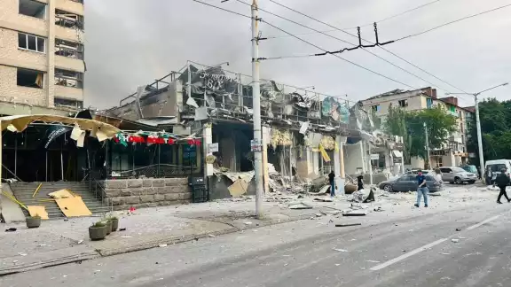 Fueron dos los cohetes rusos que impactaron en el restaurante, según reportó el ministro del Interior ucraniano
Fueron dos los cohetes rusos que impactaron en el restaurante, según reportó el ministro del Interior ucraniano