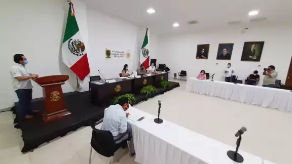 La Ley de Derechos Lingüísticos del Estado de Yucatán es presentada por la bancada de Morena. Foto: Luis Payán La Ley de Derechos Lingüísticos del Estado de Yucatán es presentada por la bancada de Morena. Foto: Luis Payán