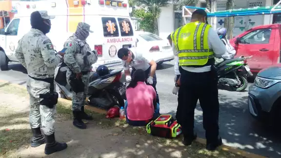 Paramédicos atendieron a la mujer lesionada tras ser impactadas por un carro en el Centro de Playa del Carmen Paramédicos atendieron a la mujer lesionada tras ser impactadas por un carro en el Centro de Playa del Carmen