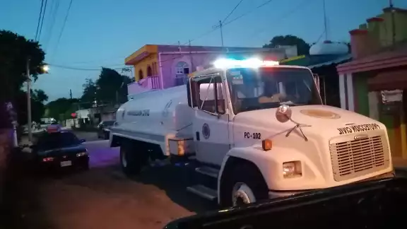 Los bomberos tuvieron que acudir a controlar el fuego Los bomberos tuvieron que acudir a controlar el fuego