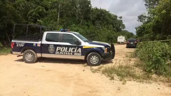 El cuerpo fue encontrado en una terracería por un empleado de seguridad. Foto: Rafael García El cuerpo fue encontrado en una terracería por un empleado de seguridad. Foto: Rafael García
