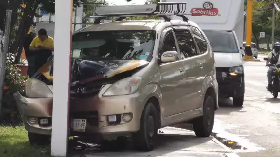 Conductora pierde el control e impacta a camioneta en Ciudad del Carmen Conductora pierde el control e impacta a camioneta en Ciudad del Carmen