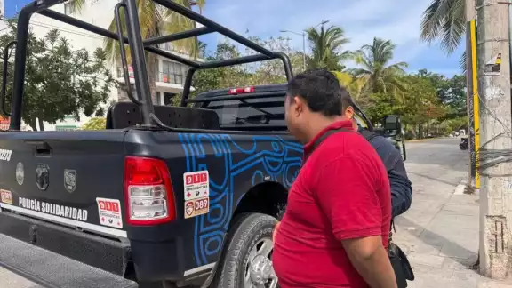 Detienen a pareja que ofrecía chips de telefonía y fue acusada de robo en la colonia Colosio