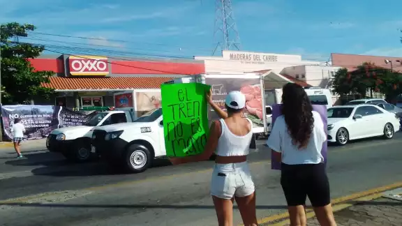 Algunos de los manifestantes se colocaron en ambos lados del Boulevard Playa del Carmen paradar a conocer su rechazo al Tren Maya Algunos de los manifestantes se colocaron en ambos lados del Boulevard Playa del Carmen paradar a conocer su rechazo al Tren Maya