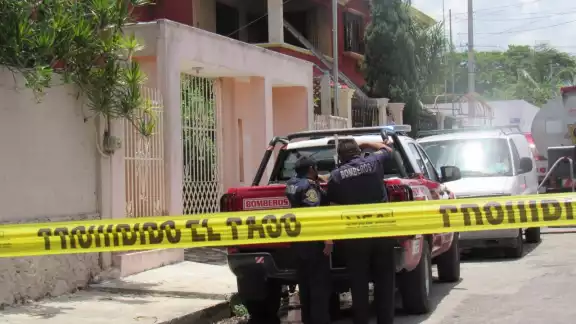 La mujer intentaba ingresar, pero fue detenida por las mujeres policías para que no arriesgara su vida La mujer intentaba ingresar, pero fue detenida por las mujeres policías para que no arriesgara su vida
