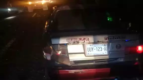 El taxista se encontraba detenido por una falla mecánica El taxista se encontraba detenido por una falla mecánica