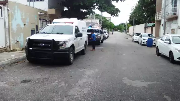 Personal de Servicios Periciales de la FGE Quintana Roo llegaron a la colonia Colosio de Playa del Carmen para el levantamiento del cadáver Personal de Servicios Periciales de la FGE Quintana Roo llegaron a la colonia Colosio de Playa del Carmen para el levantamiento del cadáver