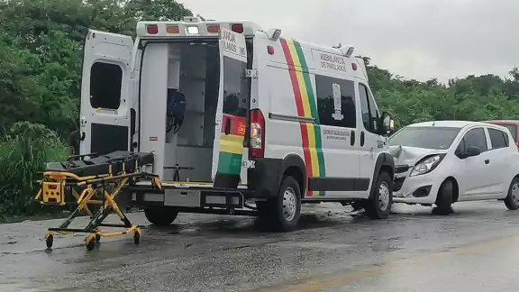 El fuerte impacto dejó daños materiales de mayor cuantía y la mujer que iba a bordo de la ambulancia sufrió más golpes El fuerte impacto dejó daños materiales de mayor cuantía y la mujer que iba a bordo de la ambulancia sufrió más golpes