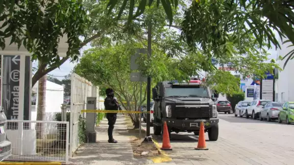 En el lugar se vio a varios elementos con armas largas ante un posible ataque En el lugar se vio a varios elementos con armas largas ante un posible ataque