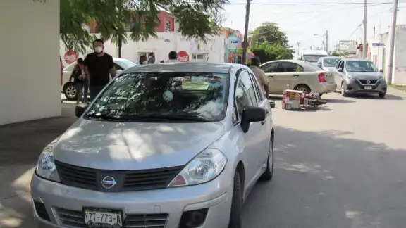 Para evitar accidentes se pide a los automovilistas respetar el límite de velocidad y respetar el carril Para evitar accidentes se pide a los automovilistas respetar el límite de velocidad y respetar el carril