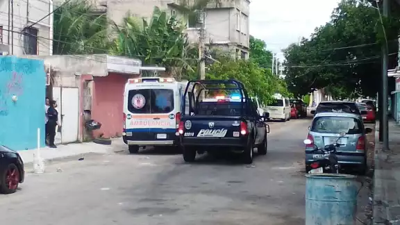 El cadáver encontrado en un cuarto de la colonia Colosio fue llevado al Semefo de Playa del Carmen para la necropsia de ley El cadáver encontrado en un cuarto de la colonia Colosio fue llevado al Semefo de Playa del Carmen para la necropsia de ley