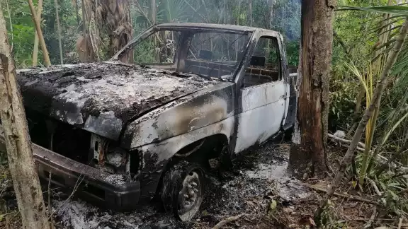 Según testigos fueron los tripulantes de un automóvil compacto color gris los que descendieron y le prendieron fuego a la unidad Según testigos fueron los tripulantes de un automóvil compacto color gris los que descendieron y le prendieron fuego a la unidad