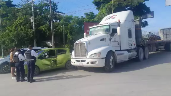 Un tráiler impactó un automóvil Chevrolet Spark en las avenidas Solidaridad y Justo Sierra Méndez, causando solo daños materiales