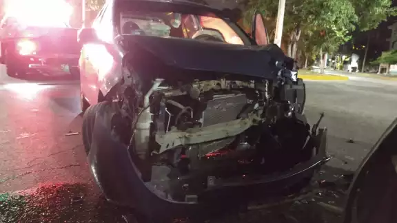 Así quedó el auto después del choque Así quedó el auto después del choque