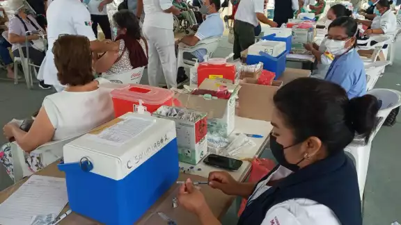 Vacunan a 4 mil 875 adulos mayores en la colonia del Bosque de Chetumal Vacunan a 4 mil 875 adulos mayores en la colonia del Bosque de Chetumal