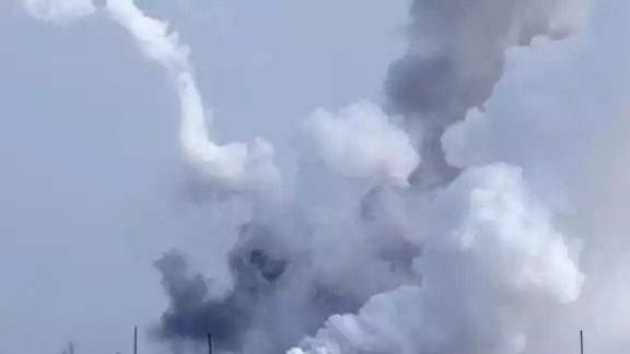 La explosión en la base militar de Crimea afectó a casas aledañas, así como a cables de alta tensión La explosión en la base militar de Crimea afectó a casas aledañas, así como a cables de alta tensión