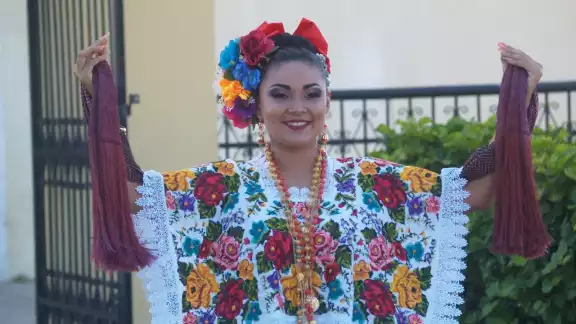 Edith Centeno Kú tiene de 20 años y será la embajadora de los festejos durante mayo Edith Centeno Kú tiene de 20 años y será la embajadora de los festejos durante mayo