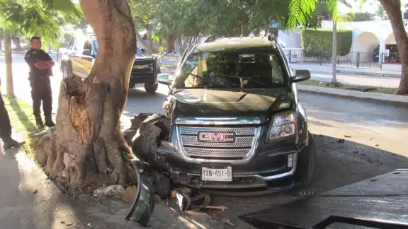 El conductor logró salir sin presentar heridas El conductor logró salir sin presentar heridas