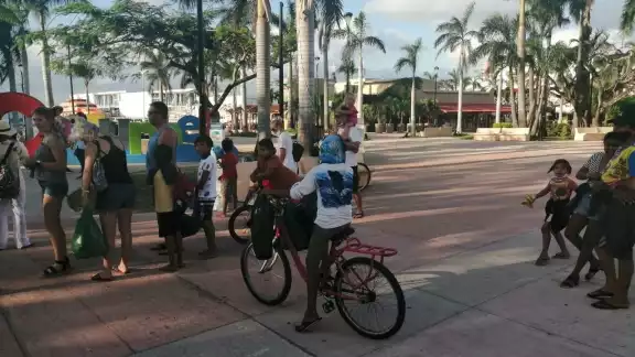 Además de exponerse a sustancias que pudieran atentar contra su bienestar, pueden caer en actividades que afecten su salud mental y moral Además de exponerse a sustancias que pudieran atentar contra su bienestar, pueden caer en actividades que afecten su salud mental y moral