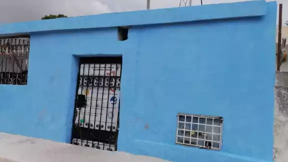 El joven fue encontrado por su madre quien llamó a la policía para pedir auxilio