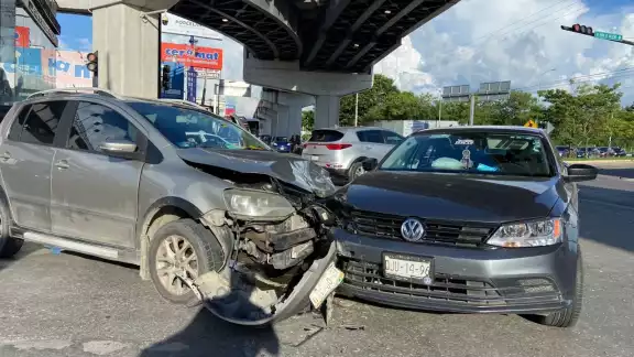 Dos autos generaron un fuerte accidente en Campeche que sólo dejó daños materiales