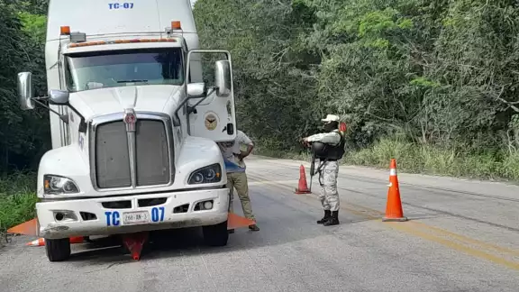 El elemento de la Guardia Nacional resultó ileso en el accidente El elemento de la Guardia Nacional resultó ileso en el accidente
