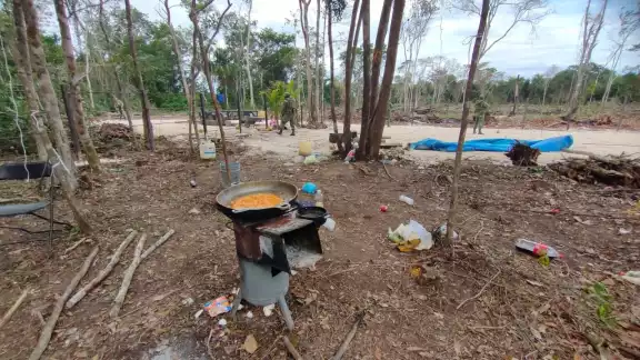 Debido a los rastros en el sitio, este habría sido abandonado poco antes de la llegada de los agentes