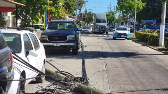 Un trailero identificado como fue detenido en Ciudad del Carmen tras derribar cableado y postes en la Colonia Pallas
