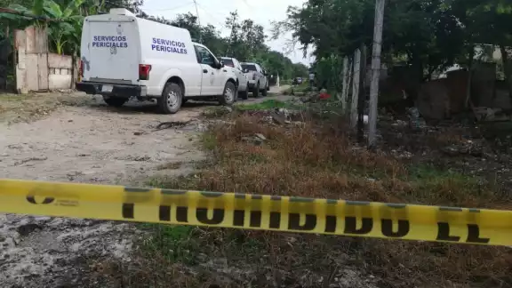 El cuerpo de la fémina fue levantado para ser trasladado a las instalaciones del Semefo